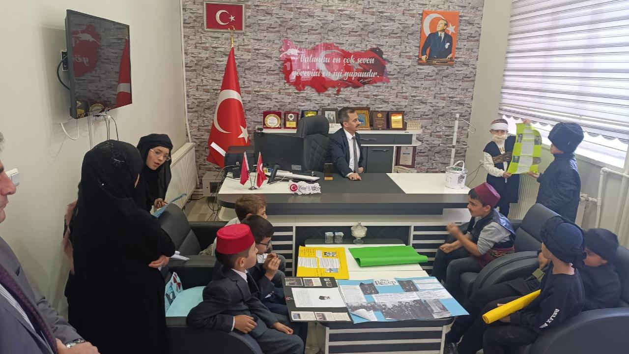 Bolvadin’de İlçe Milli Eğitim Müdürlüğü Binasında Milli Mücadeleyi Canlandırdılar