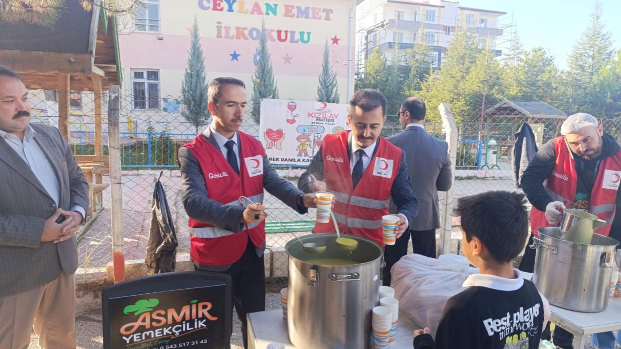 Bolvadin&#039;de Kızılay Haftasında Öğrencilere Sıcak Çorba İkramı Yapıldı