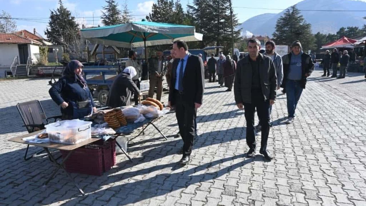 Kaymakam Türker Önce Cuma Kıldı Sonra Pazar Çıkıp Vatandaşı Dinledi