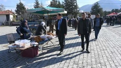 Kaymakam Türker Önce Cuma Kıldı Sonra Pazar Çıkıp Vatandaşı Dinledi