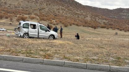 Kemerkaya Yolunda İki Araç Çarpıştı: Araç Refüje Çıktı, Ölen Yaralanan Yok
