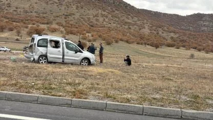 Kemerkaya Yolunda İki Araç Çarpıştı: Araç Refüje Çıktı, Ölen Yaralanan Yok