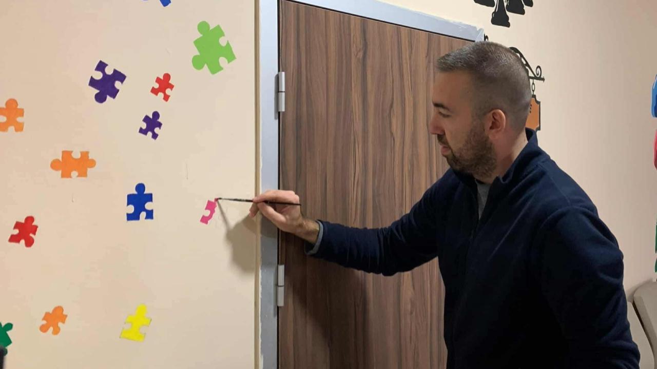 Sandıklı’da Öğretmenden Renkli Dokunuş: Duvarlar Sanata Dönüştü