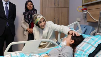 Afyon Devlet Hastanesi’nde Yaralı Öğrencilere Vali Yiğitbaşı’ndan Moral Desteği