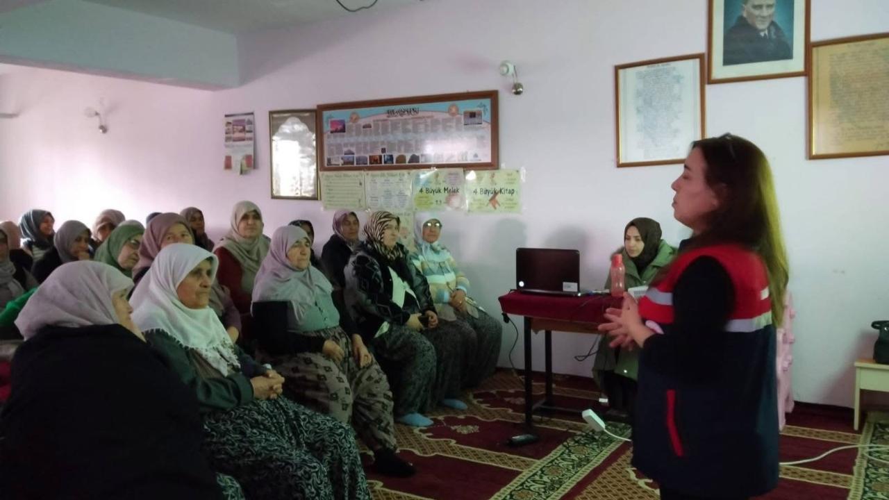 Afyonkarahisar’da Kadın Çiftçilere Sahada Eğitim Verilmeye Başladı