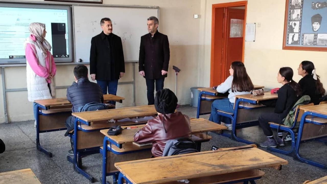 Bolvadin'in Gayretli Müdürü Keleş'ten Öğrenci Başarısına Yakın Takip