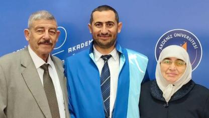 Doçentlik Cübbesini Babası Giydirdi: Akademide Duygulandıran An