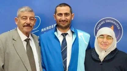 Doçentlik Cübbesini Babası Giydirdi: Akademide Duygulandıran An