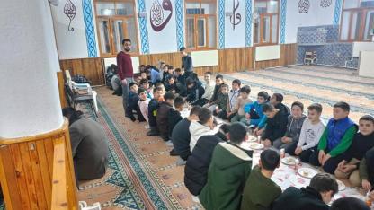 Işıklar Kasabası’nda Üç Aylar Coşkusu: Gençler Merkez Camii’nde Manevi Programda Buluştu