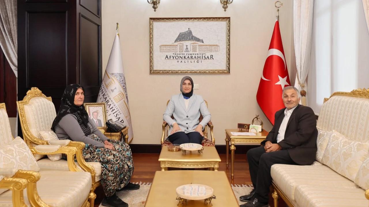 Umreden Dönen Afyonkarahisarlı Şehit Ailesini Vali Yiğitbaşı Makamında Ağırladı