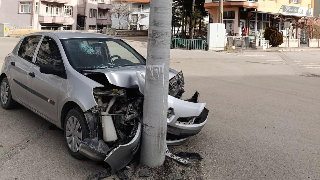 Afyonkarahisar’da Yol Ortasındaki Direk Tehlike Saçıyor