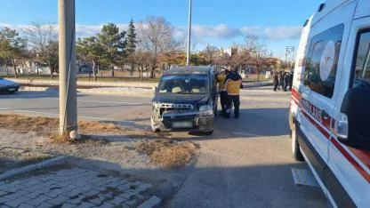 Bolvadin Kavşağında Maddi Hasarlı Trafik Kazası Meydana Geldi