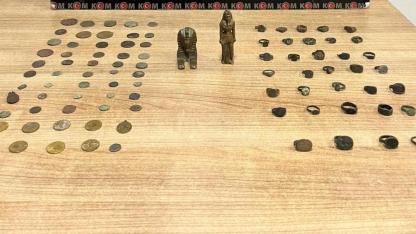 Bolvadin’de Tarihi Eser Operasyonu: 55 Sikke, 34 Yüzük ve Tarihi Objeler Ele Geçirildi