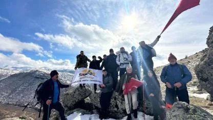 Bolvadin’de Yılanlı Kayalıklarını Keşfedip Ay Yıldızı Diktiler