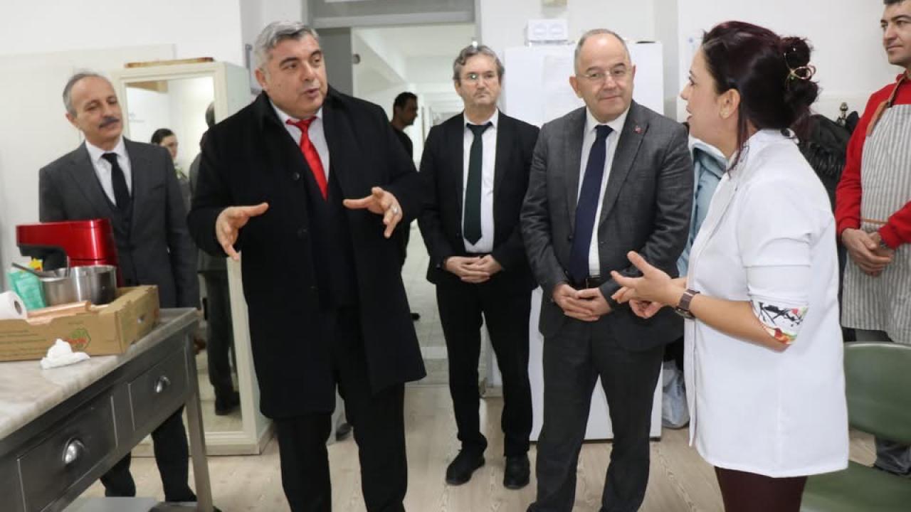 Afyon İl Millî Eğitim Müdürü Miraç Sünnetci Halk Eğitimi Merkezinden Bilgi Aldı