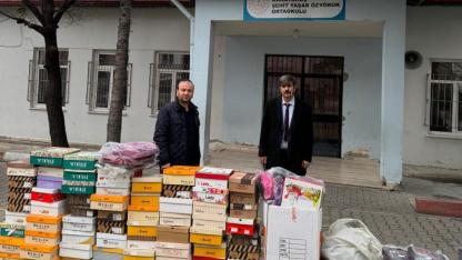 Akbaş Bolvadin Karayokuş’ta Yetişti! Köyünü Unutmadı Öğrencilere Ayakkabı Ve Kırtasiye Desteği Sağladı