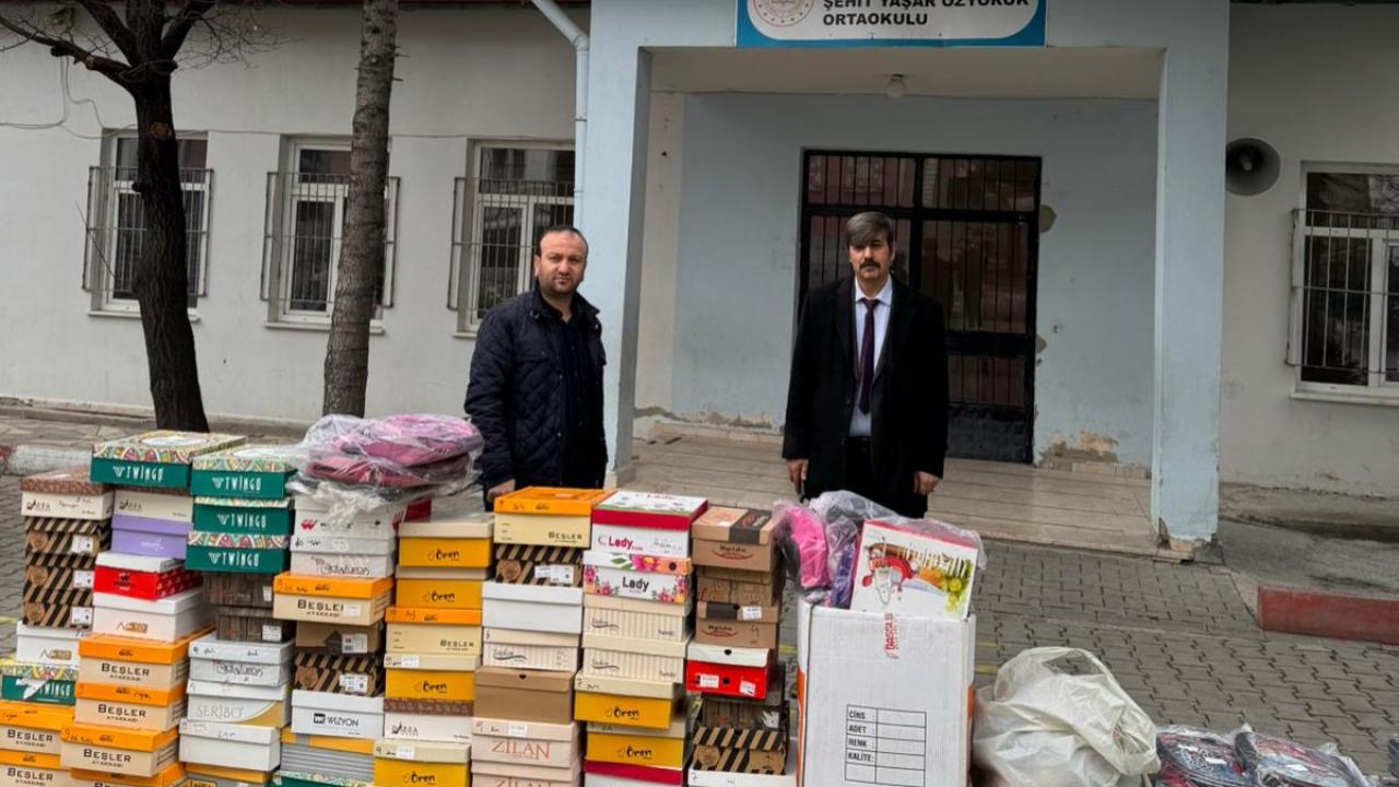 Akbaş Bolvadin Karayokuş’ta Yetişti! Köyünü Unutmadı Öğrencilere Ayakkabı Ve Kırtasiye Desteği Sağladı