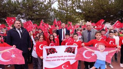 Bolvadin’de Bayraklar Asıldı Eğitim ve Öğretim Başladı