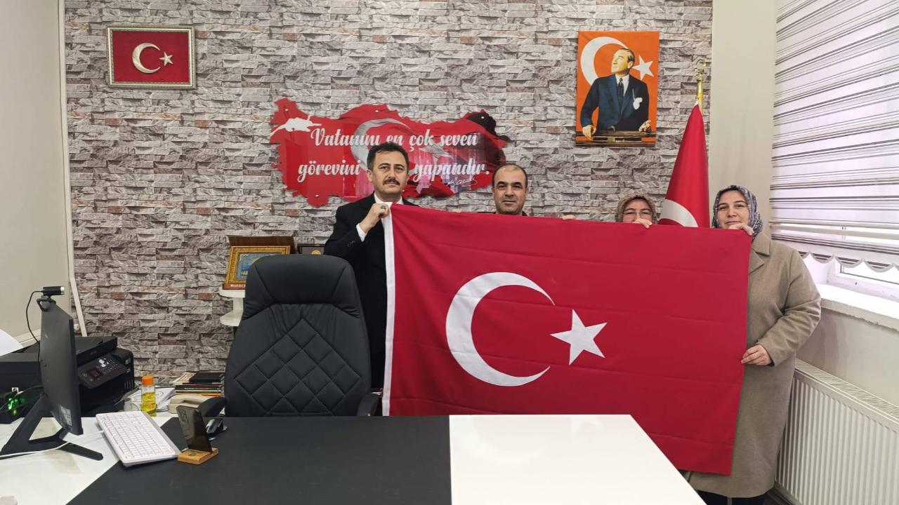 Bolvadin’de Müdür Keleş’e Anlamlı Türk Bayrağı Hediye Edildi