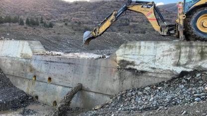 Çay’da Elbiz Deresi’nde Temizlik ve Altyapı Çalışmaları Sürüyor