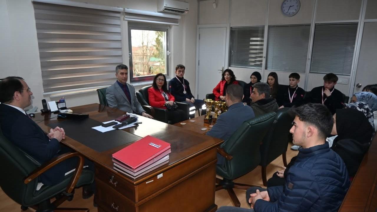 Çay’ın Başarılı Öğrencilerini Kaymakam Türker Makamında Ağırladı