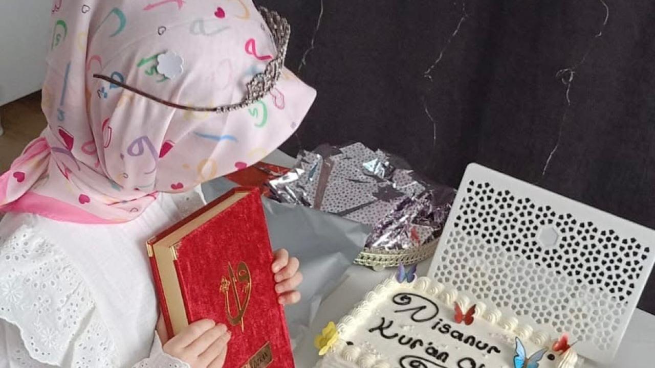 Emirdağ’da Minik Nisanur İçin Kuran’a Geçme Merasimi Düzenlendi