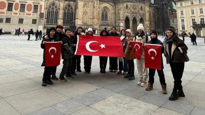 Prag’da “Bayrak Sevgisi” Dersi: Emirdağlı Öğrencilerden Erasmus+ Kapsamında Anlamlı Etkinlik