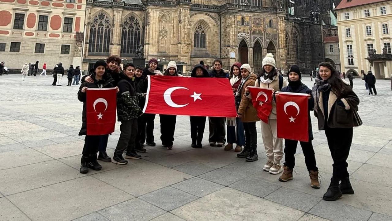 Prag’da “Bayrak Sevgisi” Dersi: Emirdağlı Öğrencilerden Erasmus+ Kapsamında Anlamlı Etkinlik
