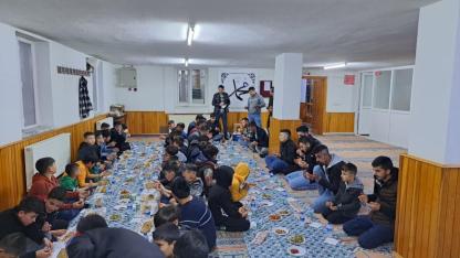 Afyon Işıklar Camii’nde Çocuklar Cıvıl Cıvıl İftar Yaptı