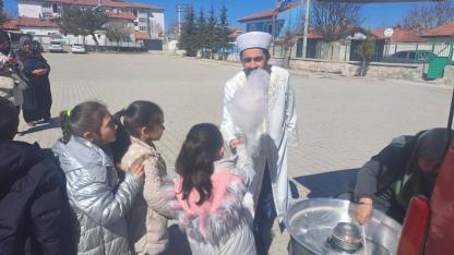 Afyon Işıklar’da Namaza Gelen 600 Çocuğa Pamuk Şekeri İkram Edildi