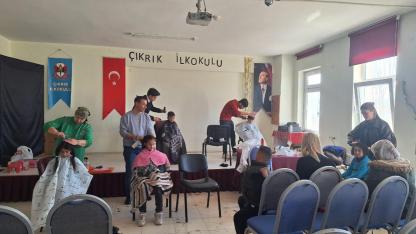 Afyon’da Kadir Gecesi’nde Çocuklara Bayram Mutluluğu