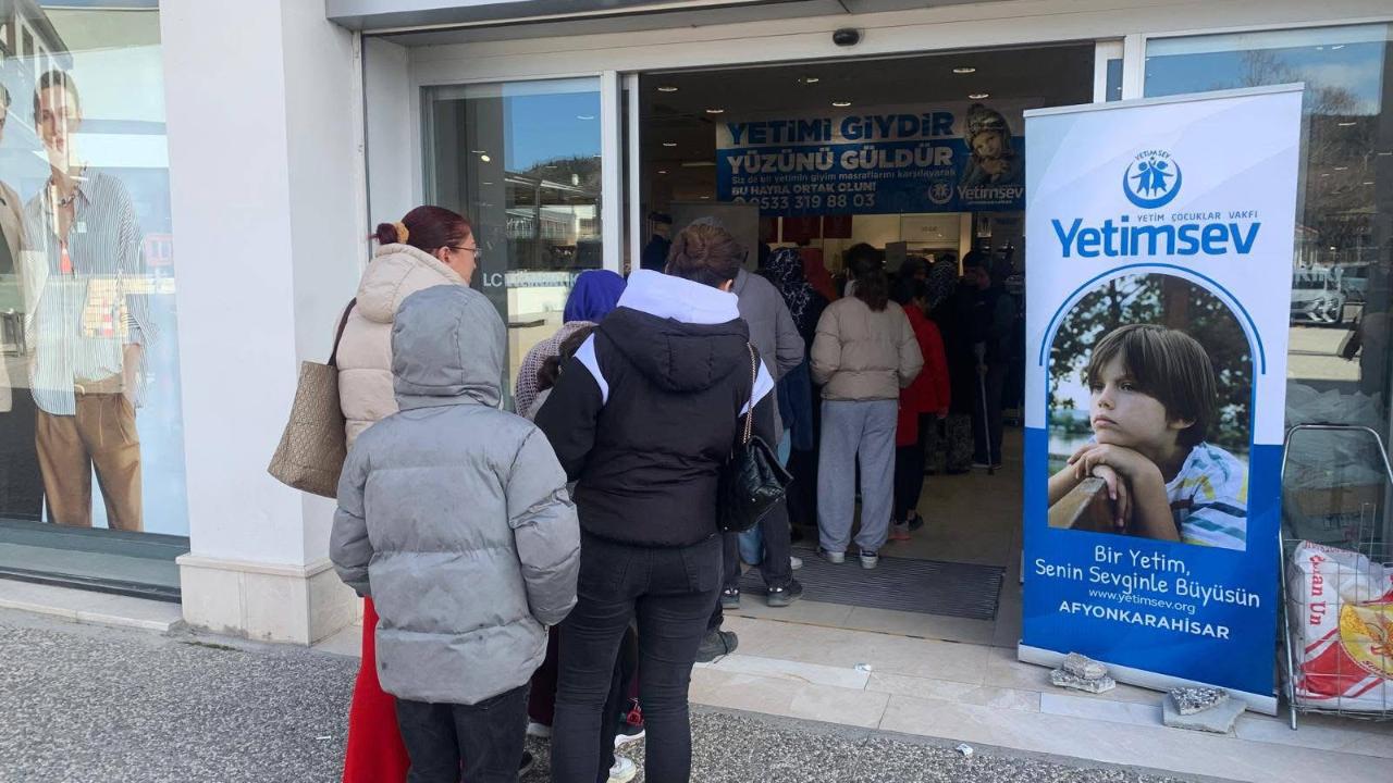 Afyon’da YETİMSEV Vakfı’ndan 900 Çocuğa Bayramlık