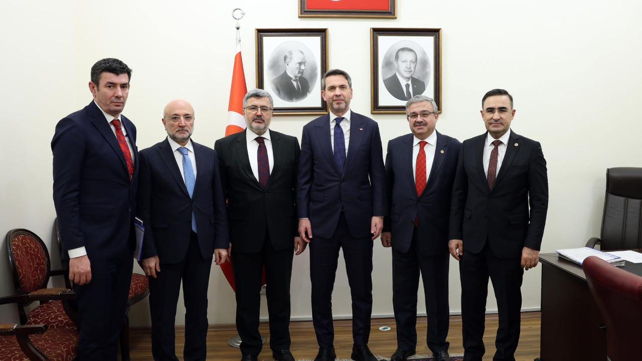 Bakan Bayraktar’a AK Parti Afyon Teması Masada Enerji Var