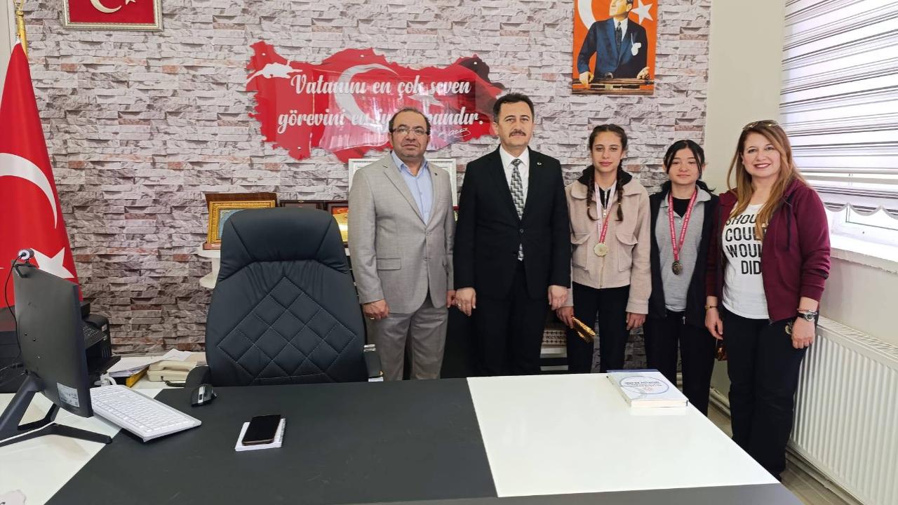 Bolvadin Bahçelievler Kız Mtal Öğrencileri Atletizm’de İl Derecesi Elde Etti