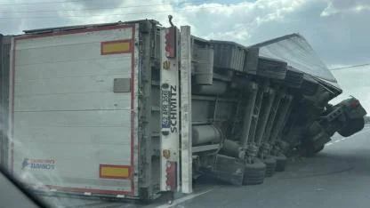 Bolvadin’de Bir Günde İki Tır Devrildi