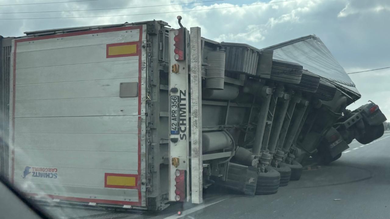 Bolvadin’de Bir Günde İki Tır Devrildi