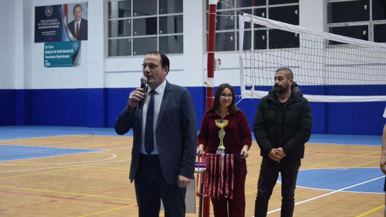 Çay’da Kurumlar Arası Voleybol Turnuvası Büyük Finalle Tamamlandı