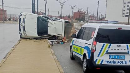 Emirdağ Girişinde Araç Devrildi