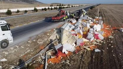 Emirdağ’da Havuç Yüklü Tır Devrildi