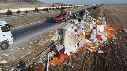 Emirdağ’da Havuç Yüklü Tır Devrildi