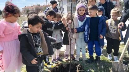 Emirdağ’da Minikler Orman Haftası’nda Fidan Dikti
