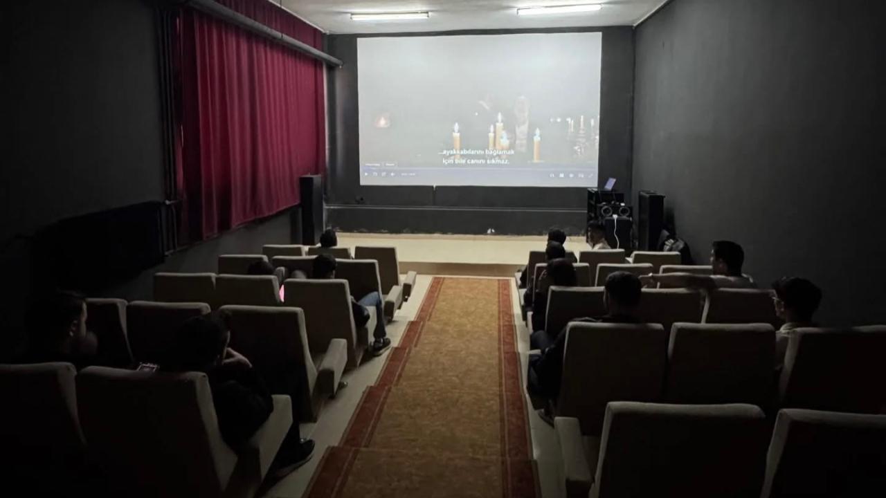 Bolvadin’de Öğrencilere Öğrensinler Diye Böyle Film İzlettiler