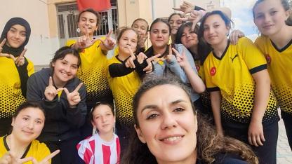 Bolvadin’de Ortaokullar Arası Kızlar Voleybol Turnuvası Tamamlandı! Şampiyon Hasan Gemici Ortaokulu