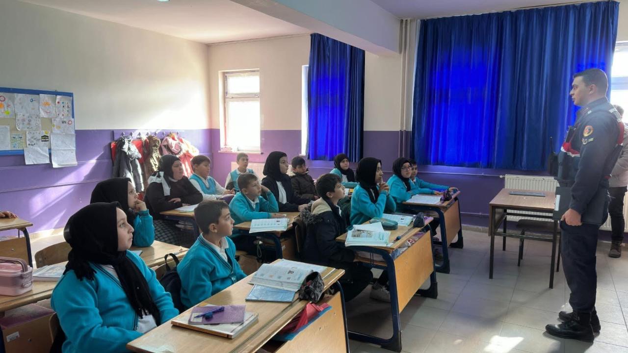 Çay’da Okullarda Güvenlik Seminerleri Düzenlendi