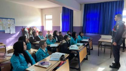 Çay’da Okullarda Güvenlik Seminerleri Düzenlendi