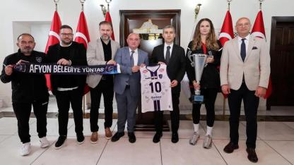 Şampiyon Yüntaş Kadın Voleybol Takımı Kupayla Afyon Valilik’te