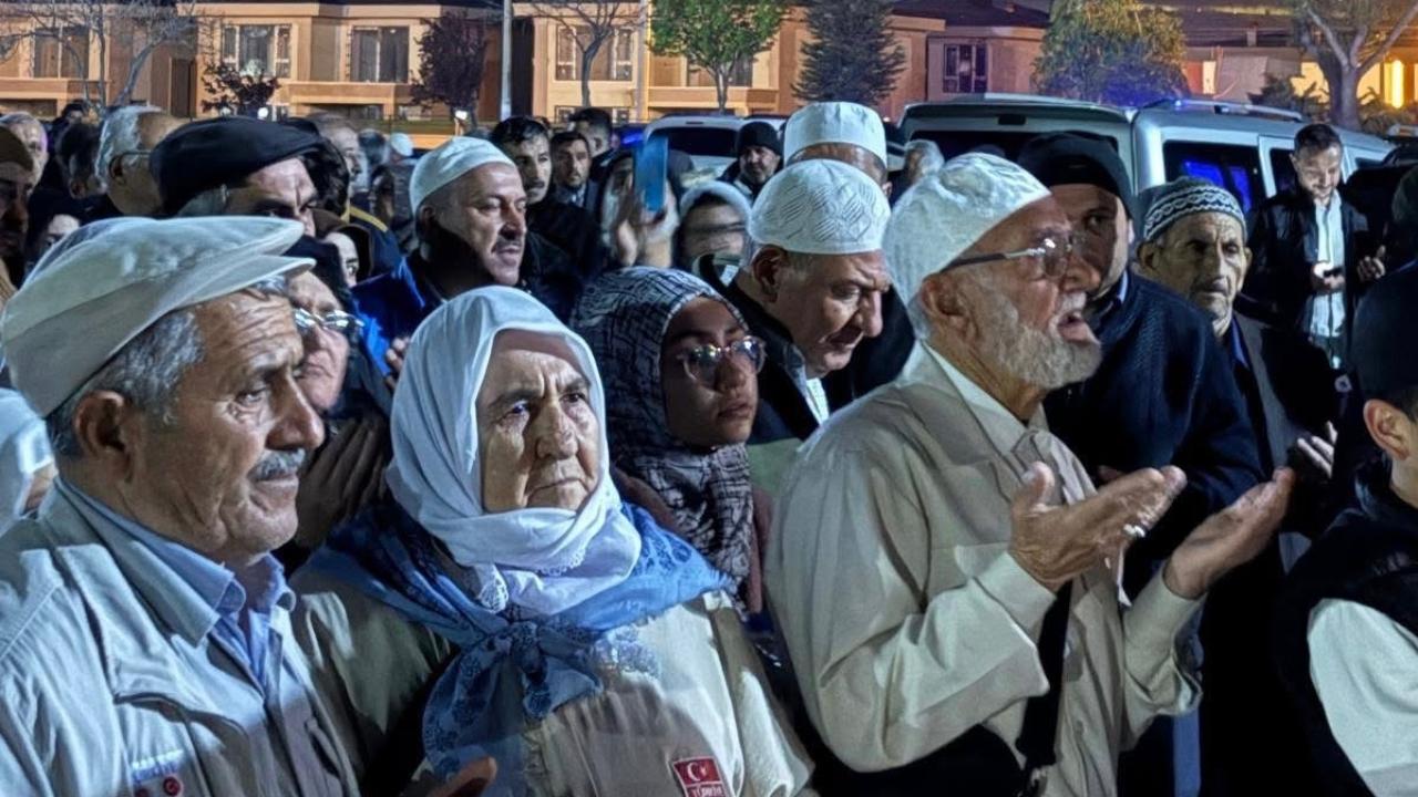 Afyonkarahisar’da Hacı Adayları Dualarla Yolcu Edildi