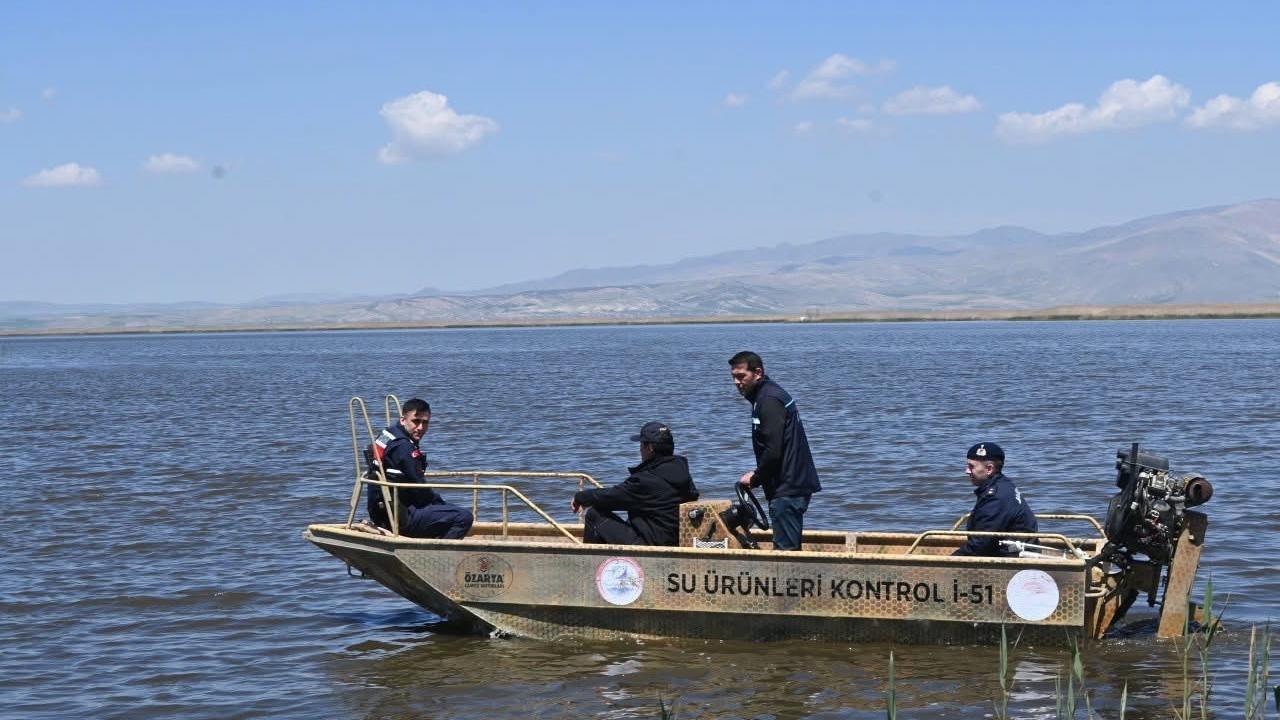 Eber Gölü’nde İki İlçe Kaymakamı Bizzat Sahaya İnip Denetlediler