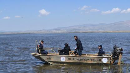 Eber Gölü’nde İki İlçe Kaymakamı Bizzat Sahaya İnip Denetlediler