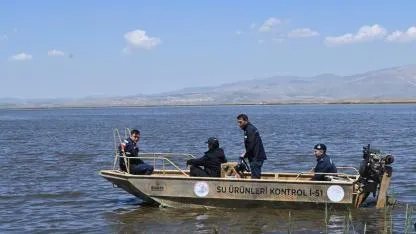 Eber Gölü’nde İki İlçe Kaymakamı Bizzat Sahaya İnip Denetlediler